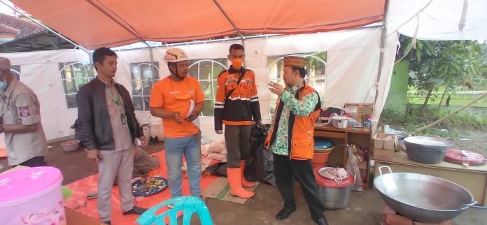 Wakil Ketua lV Bidang SDM dan Umum Baznas Kabupaten Garut KH Aceng Irfan Naufal mengecek kesiapan dapur umum di Kecamatan Karangtengah, Kabupaten Garut, Jawa Barat, Selasa (30/11/2021) sore.