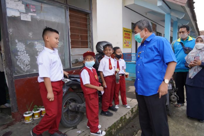 Bupati Garut, Rudy Gunawan, meninjau secara langsung pelaksanaan vaksinasi bagi anak usia 6-11 tahun di SDN 1 dan 2 Sukagalih, Kecamatan Tarogong Kidul, Kabupaten Garut, Selasa (11/01/2022).