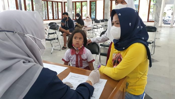 Pelaksanaan vaksinasi di Sentra Vaksinasi Pendopo Garut, Jalan Kabupaten, Kecamatan Garut Kota, Kabupaten Garut, Selasa (11/01/2022).