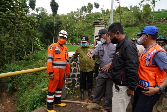Bupati Garut, Rudy Gunawan, meninjau langsung lokasi bencana di Kecamatan Selaawi, Kabupaten Garut, Jum'at (14/10/2022).