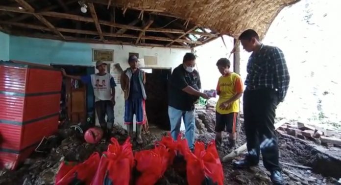 Ketua DPC PDI Perjuangan Garut, Yudha Puja Turnawan mengunjungi korban longsor di Kampung Cidarengdeng, Desa Parakan, Kecamatan Samarang, Garut Jawa Barat, Selamat (11/01/2022) pagi.