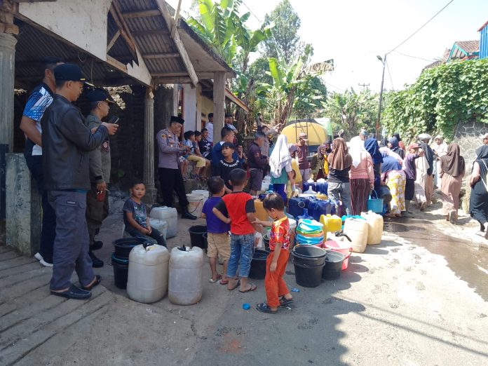 Perusahaan Daerah Air Minum (PDAM) Tirta Intan Garut mendistribusikan air bersih bagi masyarakat di Kampung Siderang Datar, Desa Cintanagara, Minggu (23/07/2023).